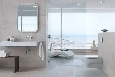 Modernes Badezimmer Modernes Badezimmer mit großer Fensterfront, minimalistischer Einrichtung und Aussicht auf die Landschaft.