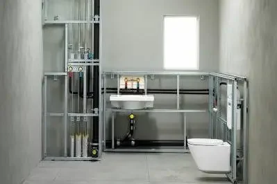 Badezimmerinstallation Badezimmerinstallation mit Toilette, Waschbecken und freiliegenden Rohren.