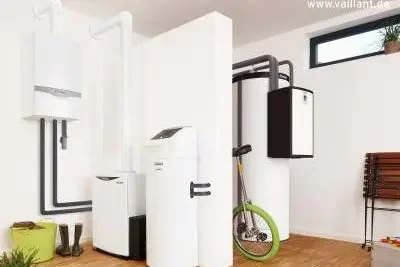 Wärmepumpe mit Pufferspeicher Moderne Haustechnik mit Heizsystem Vaillant Wärmepumpe, Pufferspeicher