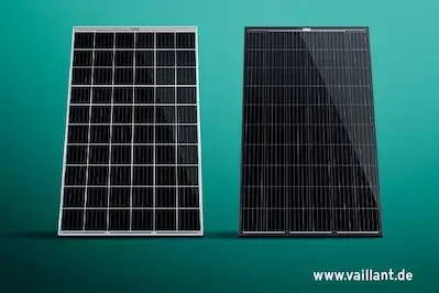 Vaillant Solarpanel Zwei Solarpanels auf grünem Hintergrund, eines mit Aluminiumrahmen, das andere rahmenlos.